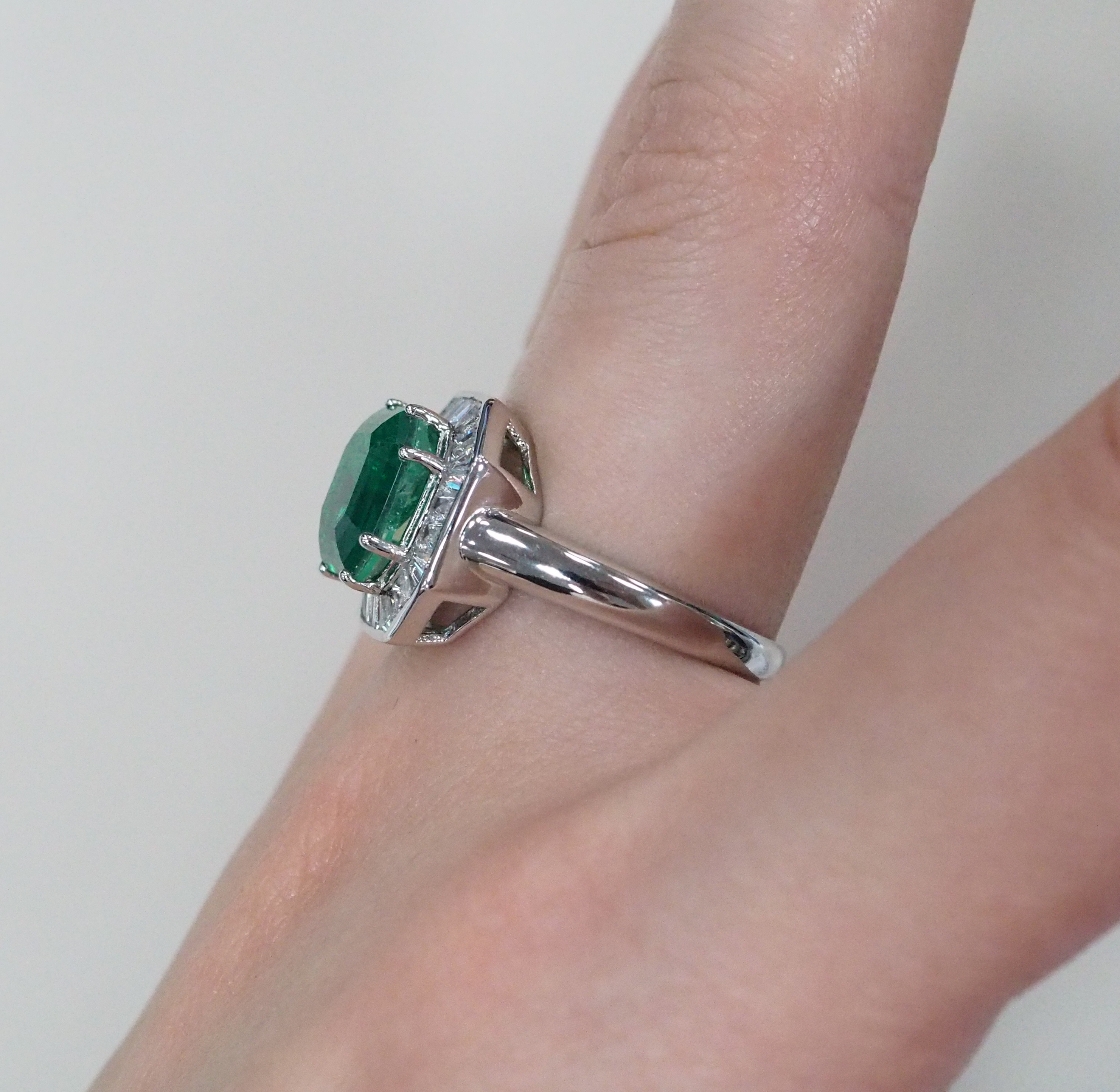 Серебряное кольцо 925 пробы; вставки 1 Куб. Цирконий зеленый; 28 Куб. Цирконий бесцв.;